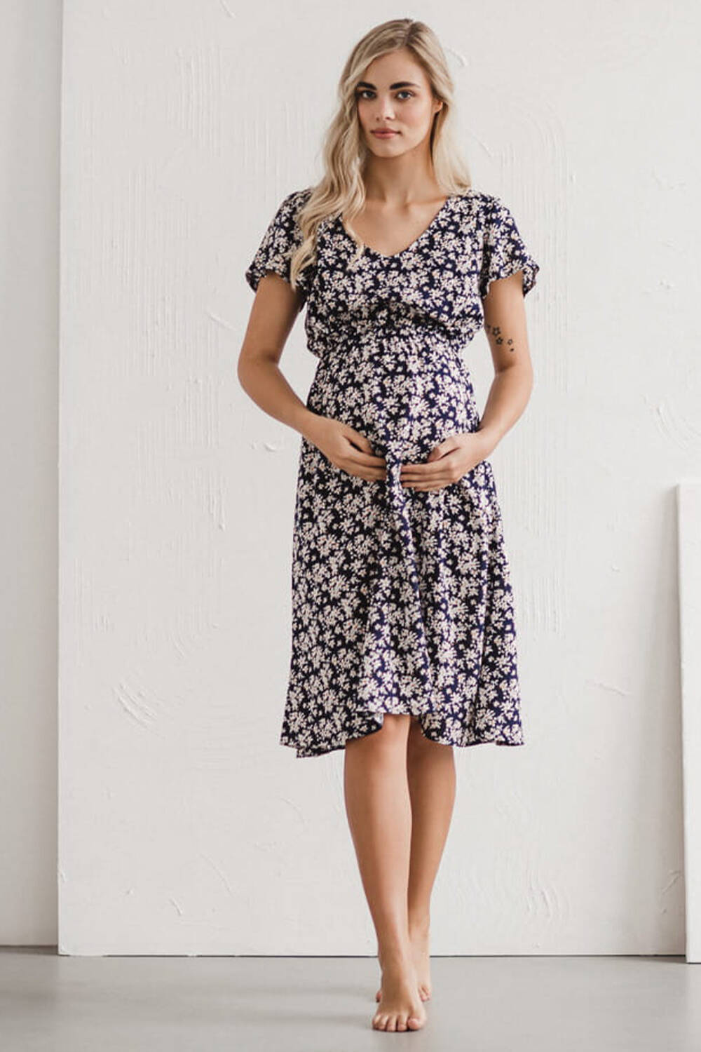 Lovely Dress Midi těhotenské a kojící šaty, krátké rukávy, tmavě modrá s heřmánkem