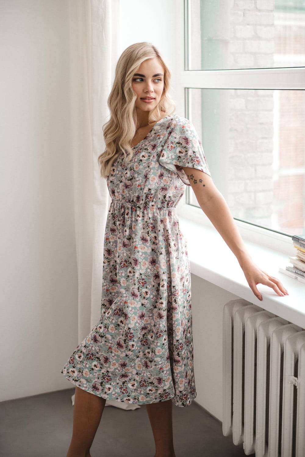 Lovely Dress Midi těhotenské a kojící šaty, krátký rukáv, šedé s květinami