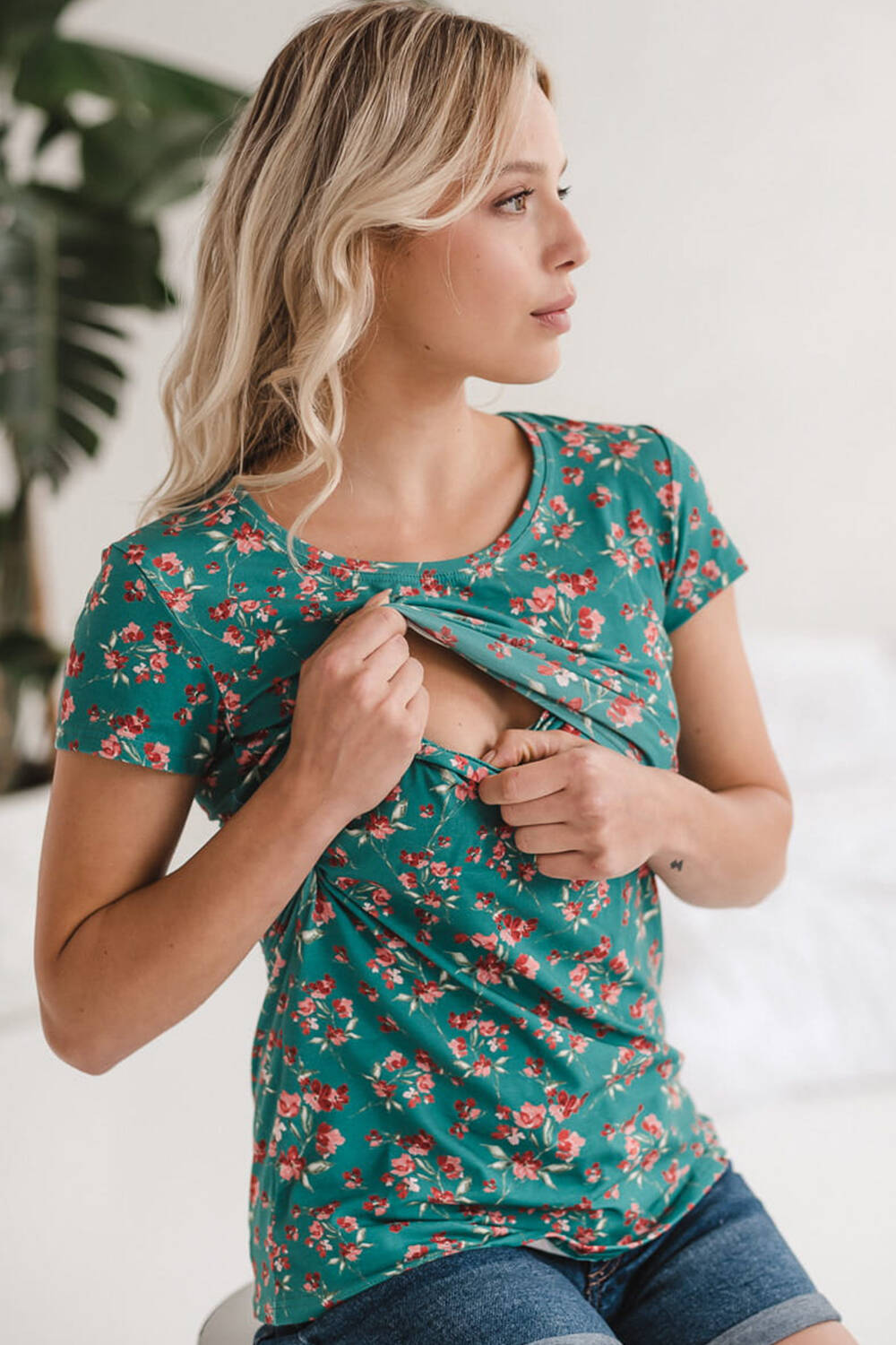 Těhotenská a kojící halenka Milk Shirt, krátký rukáv, zelená s květinami