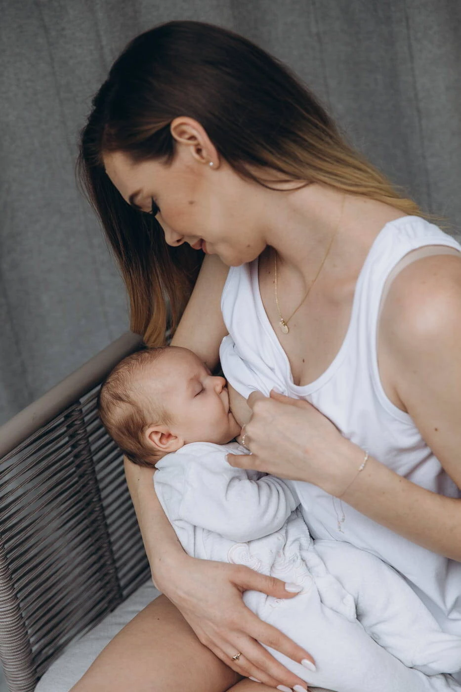 Bílý těhotenský a kojící top s odepínatelnými boky