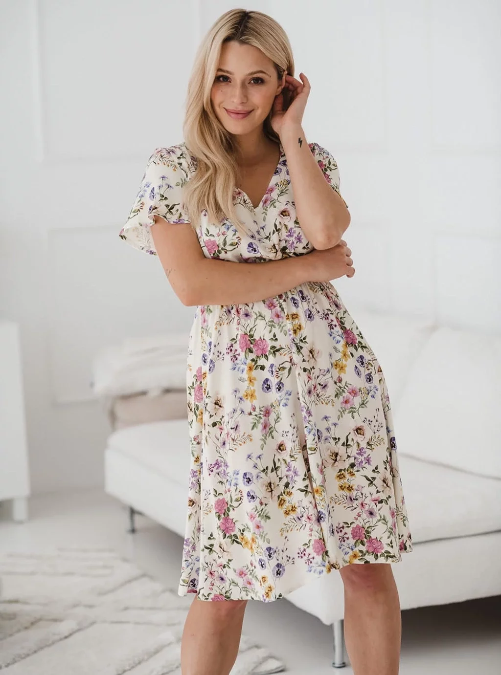 Lovely Dress těhotenské a kojící šaty, krátké rukávy, krémové s květinami