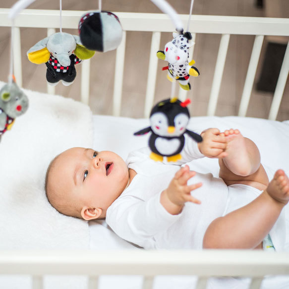 Kolotoč na dětskou postýlku Babyono s kontrastní hrací skříňkou