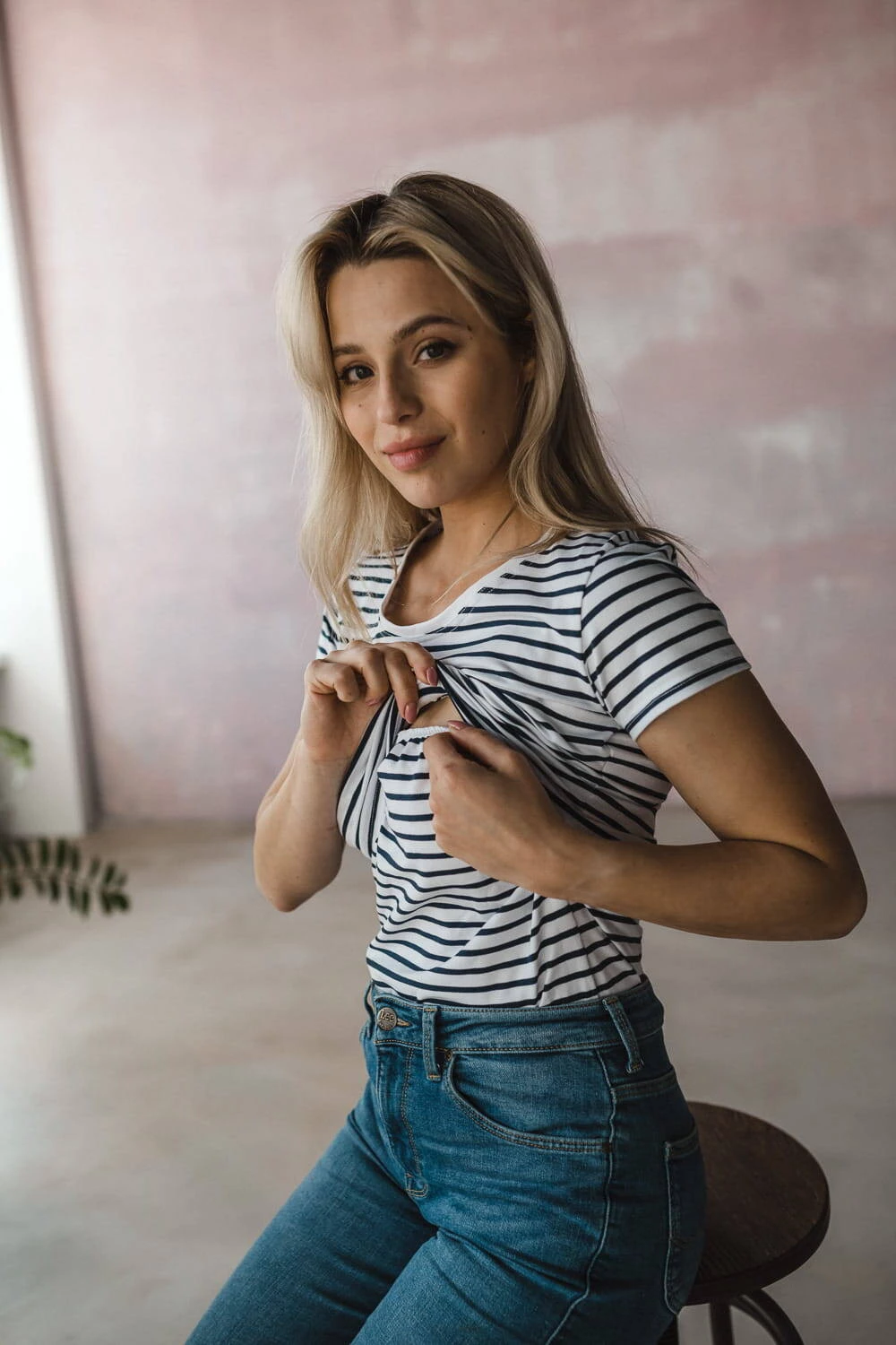 Těhotenská a kojící halenka Milk Shirt, krátký rukáv, s bílými a tmavě modrými pruhy